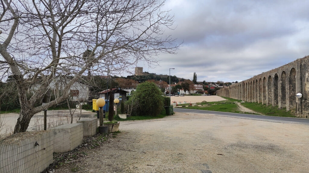 Acueducto de Óbidos con el pueblo al fondo